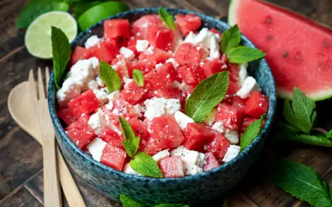 Erfrischender Wassermelone Feta Salat mit Minze und Limette, garniert mit schwarzem Pfeffer. Perfekt für heiße Tage.