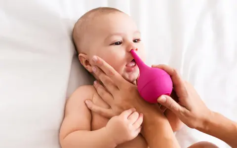 Różowa gruszka do nosa dla niemowlaka delikatnie oczyszcza nosek maluszka.