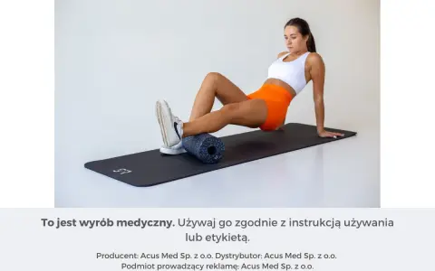 Kobieta wykonuje rolowanie łydki na rollerze. Idealne rolowanie przed czy po treningu dla regeneracji mięśni.