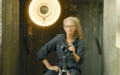 Annie Leibovitz, con la sua inconfondibile macchina fotografica, pronta a catturare un altro momento iconico.