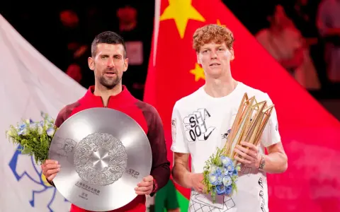 Novak Djokovic y Jannik Sinner, finalistas del ATP de Shanghai, posan con sus trofeos y flores.