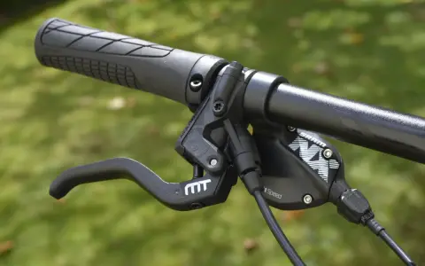 Rowerowy hamulec tarczowy SRAM z manetką MT. Dowiedz się, jak odpowietrzyć hamulce w rowerze bez odpowietrznika.
