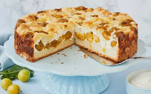 Saftiger Mirabellenkuchen mit Streuseln und cremiger Füllung auf einer hellblauen Tortenplatte.