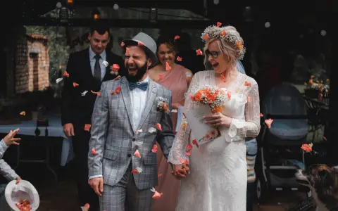 W czym do ślubu cywilnego? Poradnik dla Niej i dla Niego
