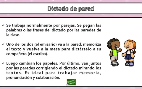 Dos niños aprenden con dictados divertidos en la pared. Se pegan frases, uno memoriza y el otro escribe.
