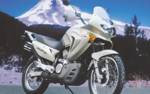 Honda Transalp 650 dane techniczne: motocykl turystyczny na tle górskiego krajobrazu. Gotowy na każdą trasę.