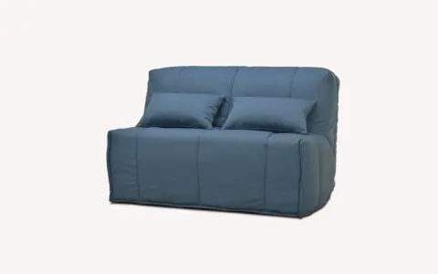 Canapé convertible bleu, deux coussins. Facile à transformer en lit, découvrez comment replier un bz pour gagner de la place.