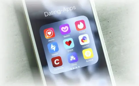 Smartphone-Bildschirm mit Icons verschiedener Dating-Apps wie Tinder, Badoo und Lovoo.