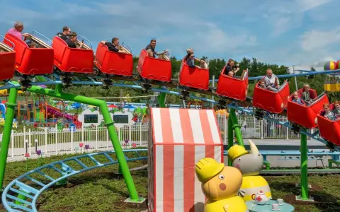 Familien genießen eine Fahrt auf der Achterbahn im Legoland Peppa Pig Land.