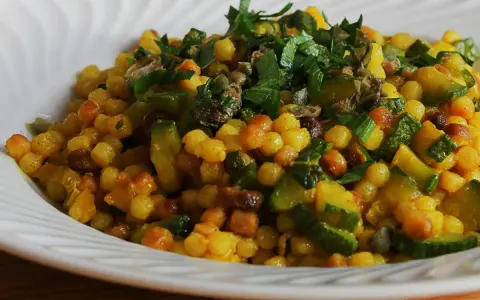 Fregola saporita con zucchine e capperi, un'idea per fregola ricette semplici e gustose.