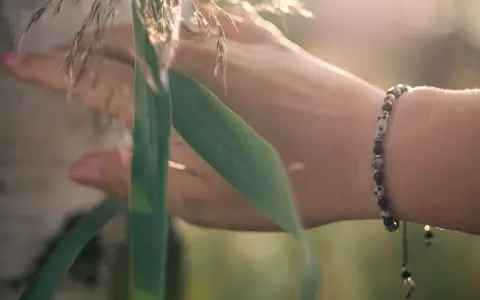Na której ręce nosić bransoletkę z kamieni, by przyciągnąć energię?