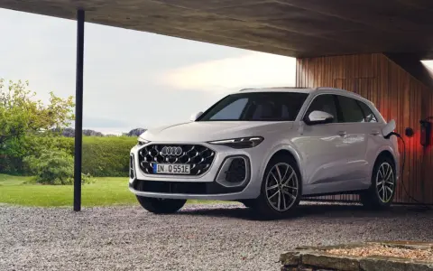 Nowy Audi Q5 naładuje się w nowoczesnym garażu. Sprawdź atrakcyjną audi q5 cena.