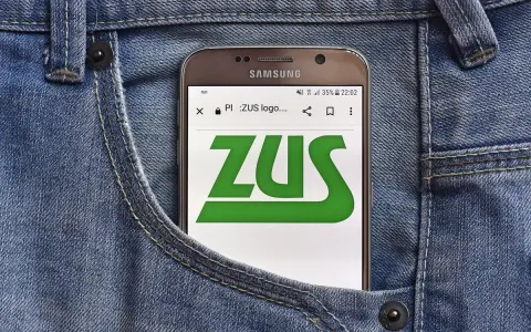 Telefon w kieszeni dżinsów wyświetla logo ZUS. Sprawdź, jak sprawdzić wysokość emerytury w ZUS PUE.