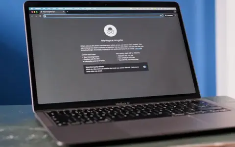 Czy tryb incognito zostawia ślady? Na ekranie MacBook Air widać komunikat "You've gone Incognito", wyjaśniający, co jest zapisywane, a co nie.