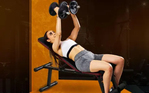 Kvinna utför lutande hantelpress på träningsbänk i gym.