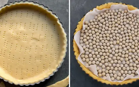 Pâte brisée dans un moule, prête pour le pré-cuisson. La deuxième image montre la pâte recouverte de papier cuisson et de billes pour le temps de cuisson pâte brisée.