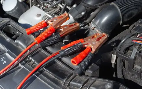 Kable rozruchowe podłączone do akumulatora, bo auto nie odpala, mimo że akumulator jest sprawny.