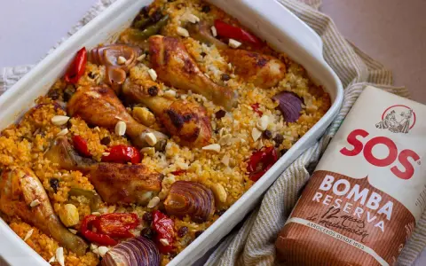 Delicioso arroz al horno con pollo, pimientos, cebolla y pasas. Un plato reconfortante y lleno de sabor.