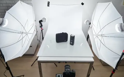 Profesjonalne oświetlenie do zdjęć w domu: dwa parasole fotograficzne, lampy i aparat. Idealna jaka lampa do zdjęć w domu.
