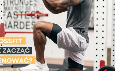 Mężczyzna w stroju sportowym wykonuje ćwiczenie CrossFit przy stojaku gimnastycznym.
