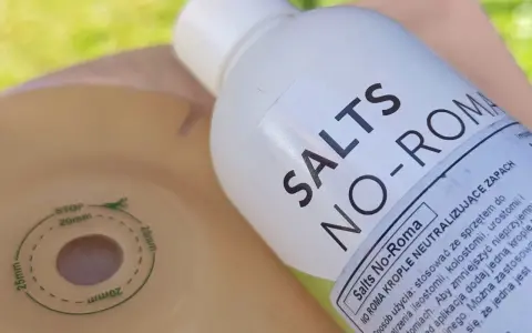 Butelka z płynem "Salts No-Roma" do neutralizacji zapachu przy stomii. Koniec z obawami, czy stomia śmierdzi!
