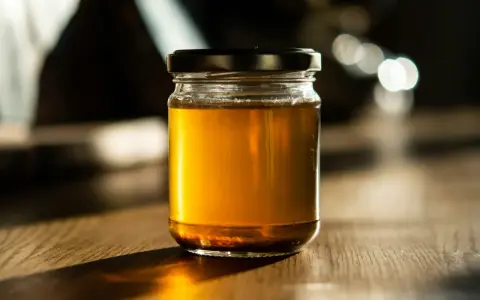 Jaki miód na ból gardła? Wybierz naturalny antybiotyk!