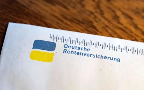Logo der Deutschen Rentenversicherung auf weißem Papier, daneben ein Barcode-ähnliches Muster.