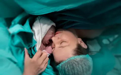 Matka tuli noworodka, którego płeć dziecka zależy od genów ojca. Wzruszający moment tuż po narodzinach.