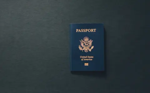 Niebieski paszport USA z godłem. Zastanawiasz się, ile jest ważny paszport?