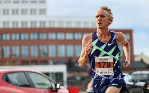 David Nilsson tävlar i Stadsloppet, nummer 179, med fokus på att nå mållinjen.