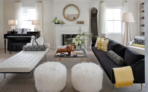 Un salon élégant où l'on peut associer 2 canapés différents : un blanc capitonné et un noir velours, complétés par des poufs blancs moelleux.
