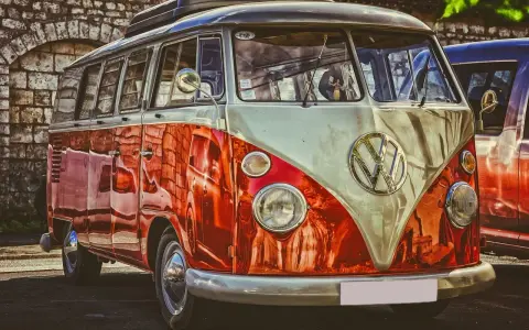Klasyczny VW Transporter, idealny do logistyki i zaplanowania noclegów i transportu dla gości przyjezdnych.