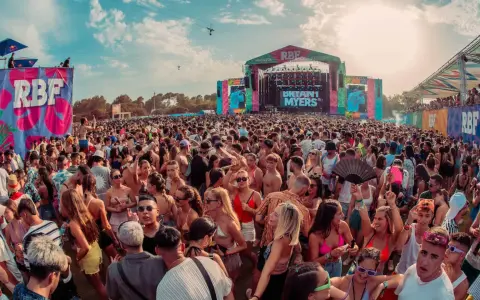 Multitud vibrante en un festival RBF, con el escenario de Bryant Myers al fondo. Una caja mágica de conciertos al aire libre.