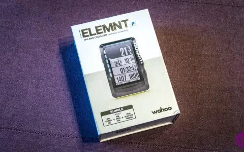 Pudełko z nawigacją rowerową Wahoo ELEMNT. Na ekranie urządzenia widoczne dane: prędkość, dystans, czas, kalorie i przewyższenie.