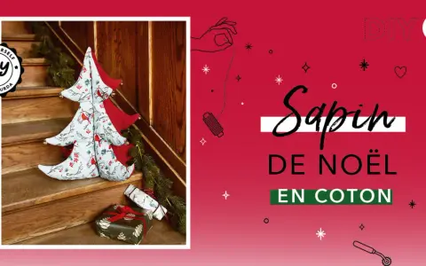 Un sapin de Noël en tissu, orné d'oiseaux et de baies, est présenté sur des marches en bois. Un patron DIY est suggéré.