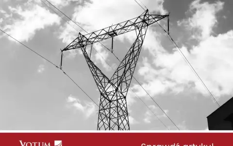 Wysoki słup energetyczny z przewodami, na tle nieba z chmurami. Te linie przesyłowe są kluczowe dla dostarczania energii.