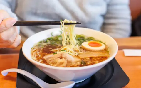 Jak ugotować ramen w domu? Autentyczny przepis i porady mistrza