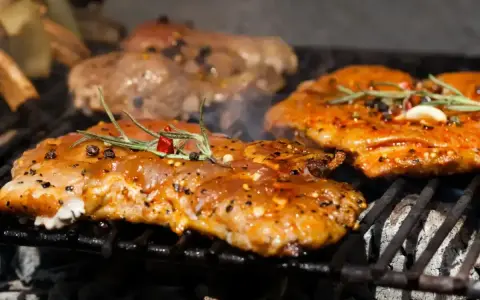 Soczyste mięso z przyprawami i rozmarynem piecze się na ruszcie. Idealne grillowanie w letni dzień.