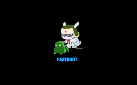 Biały królik w wojskowej czapce i goglach naprawia zielonego robota Androida. Pod nimi napis FASTBOOT.