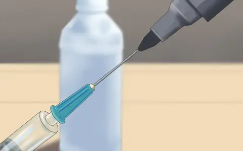 Jeringa con tinta lista para rellenar un subrayador seco.