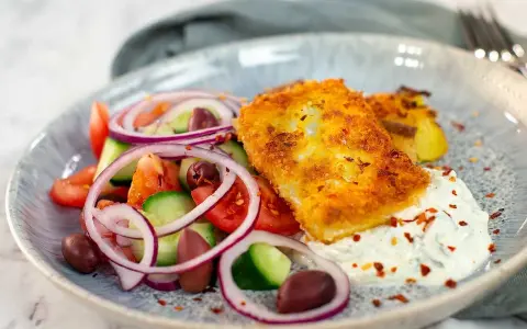 Krispigt panerad fisk med grekisk sallad och tzatziki. Ett perfekt fetaost recept för en lätt lunch.