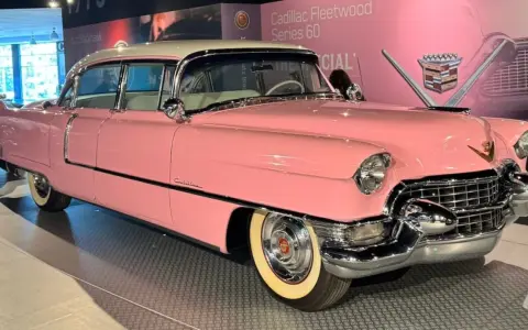 Ein rosafarbener Cadillac Fleetwood, wie ihn Elvis Presley liebte. Dieses ikonische Elvis Presley Auto glänzt mit Chrom und Weiß.