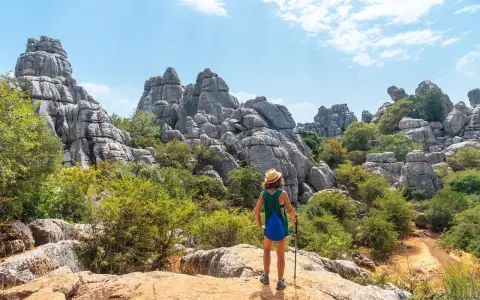 Senderista admira el paisaje kárstico, ideal para rutas senderismo Sevilla.
