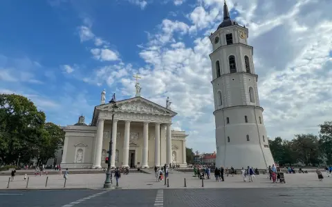 Katedra Wileńska i dzwonnica – jedne z głównych wilno atrakcje. Tłumy spacerują po placu.
