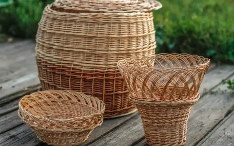 Trois paniers en rotin, un grand avec couvercle, un moyen et un petit. Apprenez comment entretenir le rotin pour qu'ils durent longtemps.