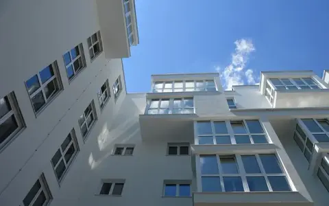 Kto zdejmuje izolacje? Poznaj kluczowe zasady i decyzje lekarzy