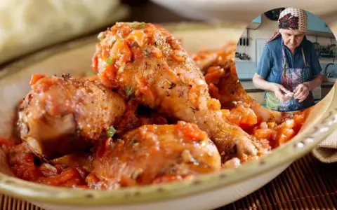 Sabrosa receta de pollo en salsa, preparado por una abuela en su cocina.
