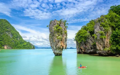 Kajakarz podziwia skalne formacje w Zatoce Phang Nga, Phuket, Tajlandia.