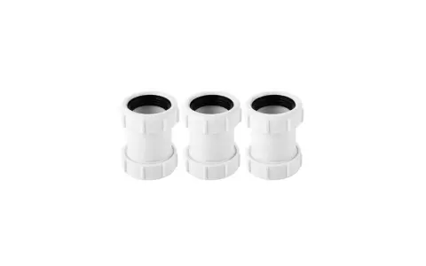 Trois raccords PVC blancs pour évacuation, sur fond blanc.