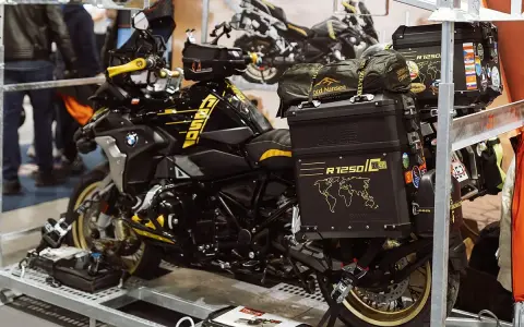 Motocykl BMW R1250 GS gotowy na trasę Polska-Bułgaria, Złote Piaski. Przygotowany do dalekiej podróży.